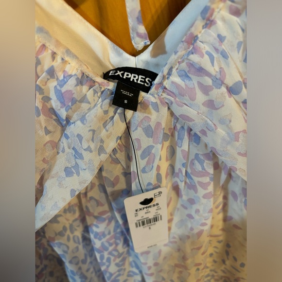 NWT Express Women’s Long-Sleeve Flowy Blouse with Pastel Colors and Pattern - Picture 4 of 9